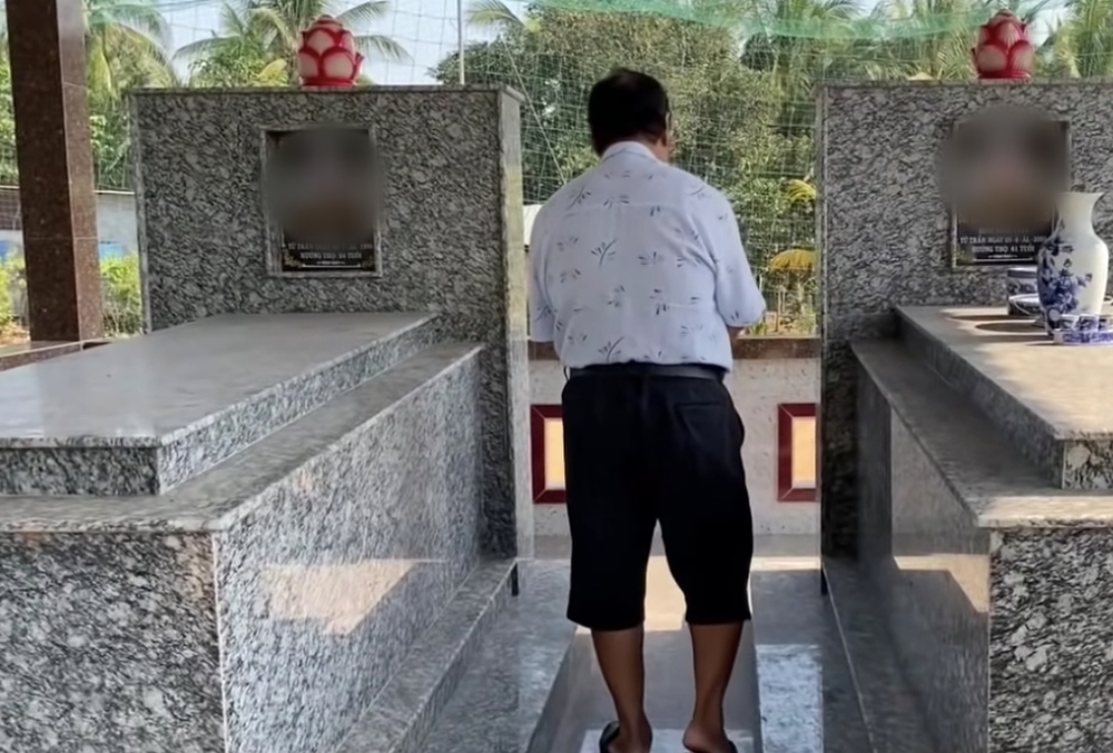 
Được biết, phần mộ của Vân Quang Long đặt gần với ông bà nội. (Ảnh: Chụp màn hình) - Tin sao Viet - Tin tuc sao Viet - Scandal sao Viet - Tin tuc cua Sao - Tin cua Sao