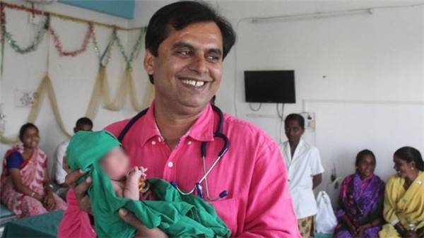  
Bác sĩ Ganesh Rakh rất vui mừng mỗi khi đỡ đẻ cho các sản phụ mang thai trẻ nữ. (Ảnh: BBC)
