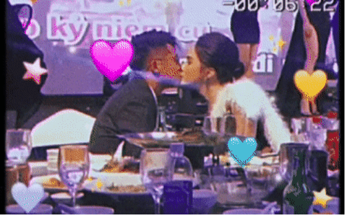  
Cả hai trao nhau nụ hôn ngọt ngào (Ảnh: Chụp màn hình). - Tin sao Viet - Tin tuc sao Viet - Scandal sao Viet - Tin tuc cua Sao - Tin cua Sao
