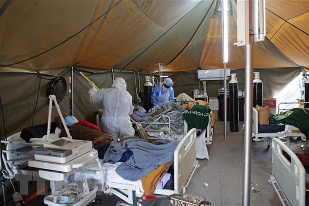  
Các bệnh viện bắt đầu quá tải vì lượng ca mắc Covid-19 tăng nhanh. (Ảnh: AFP)