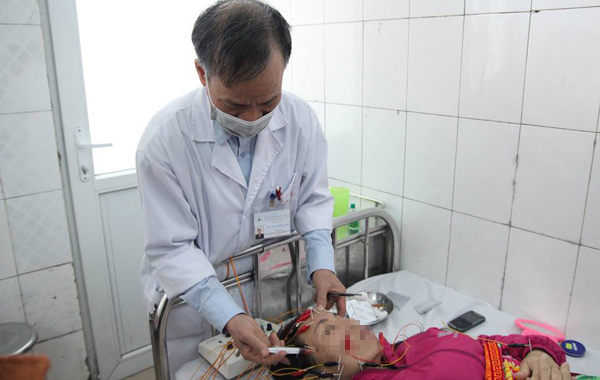 
Bác sĩ đang điều trị cho một bệnh nhân bị liệt mặt. (Ảnh: Lao Động)