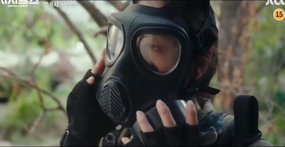  
Mở đầu trailer, Park Shin Hye đeo mặt nạ phòng độc (Ảnh: Chụp màn hình)