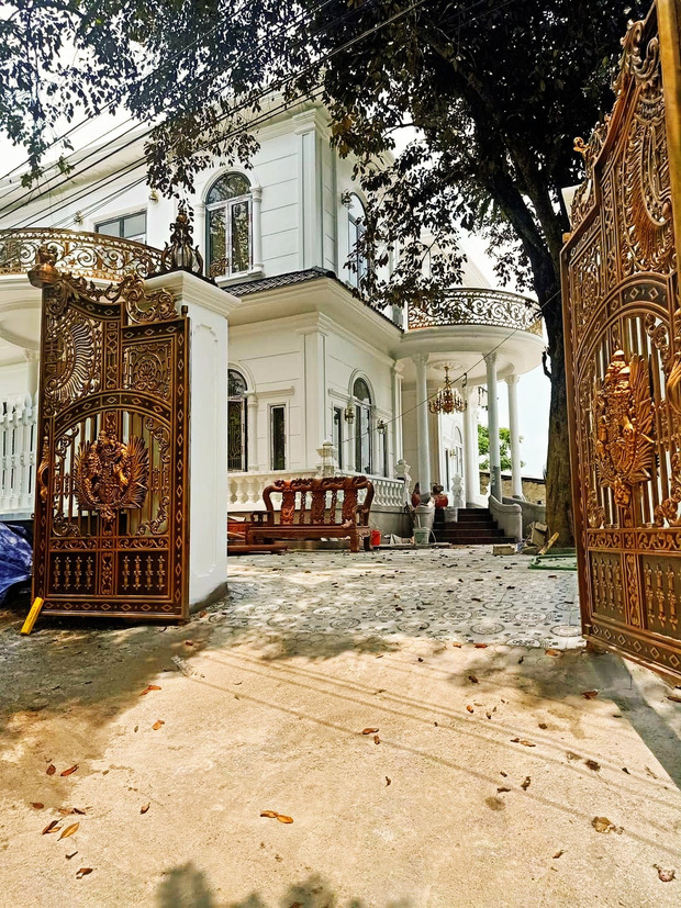  
Thiết kế bên ngoài ngôi nhà theo phong cách cổ điển Châu Âu rất đẹp mắt, chỉ riêng cánh cổng thôi cũng đủ thấy được sự giàu có (Ảnh: H.H)