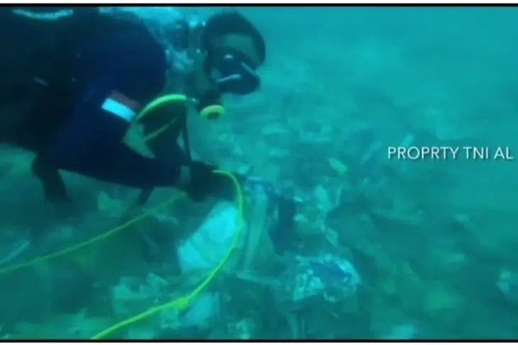  
Hải quân Indonesia đã ghi lại hình ảnh dưới đáy biển, nơi chiếc máy bay xấu số nằm lại. (Ảnh: Cắt từ clip).
