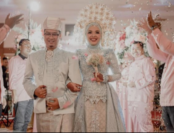  
Anh Ihsan và chị Putri hạnh phúc trong lễ đính hôn của mình. (Ảnh: The Star)