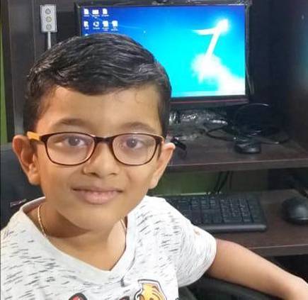  
Biết được con trai có niềm đam mê dành cho công nghệ thông tin nên bố của Venkat đã tìm tòi nhiều khóa học trực tuyến cho con trai. (Ảnh: The Hindu)