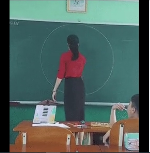  
Nữ giáo viên hoàn thành vòng tròn mà không cần bất kì một dụng cụ hỗ trợ nào. (Ảnh cắt từ gif)