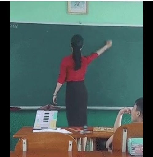  
Cô giáo ước lượng trên bảng. (Ảnh cắt từ gif)
