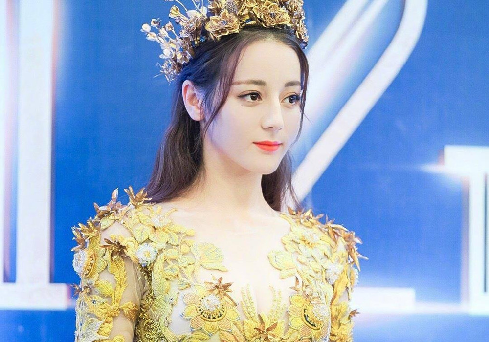 
Ngoại hình siêu thực của Địch Lệ Nhiệt Ba khi trở thành nữ thần kim ưng (Ảnh: Weibo)