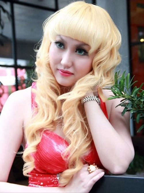 
Diễn viên Phi Thanh Vân có lẽ là một trong số những mỹ nhân Việt gây nhiều tranh cãi với phong cách thời trang của mình. Và mái tóc vàng hoe, mái bằng này thực sự không phù hợp với cô nàng cho lắm. (Ảnh: FBNV)