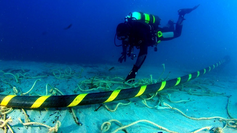  
Hình ảnh nhân viên lặn xuống biển kiểm tra cáp quang biển (Ảnh: C.P)