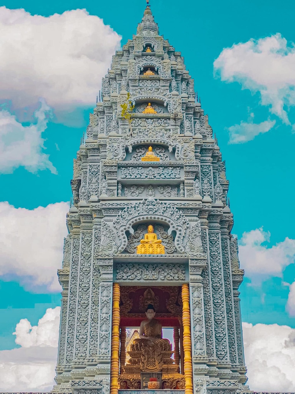 
Bảo Tháp màu xám cực lớn của ngôi chùa. (Ảnh: Nguyễn Hoàng Anh - Việt Nam Ơi)