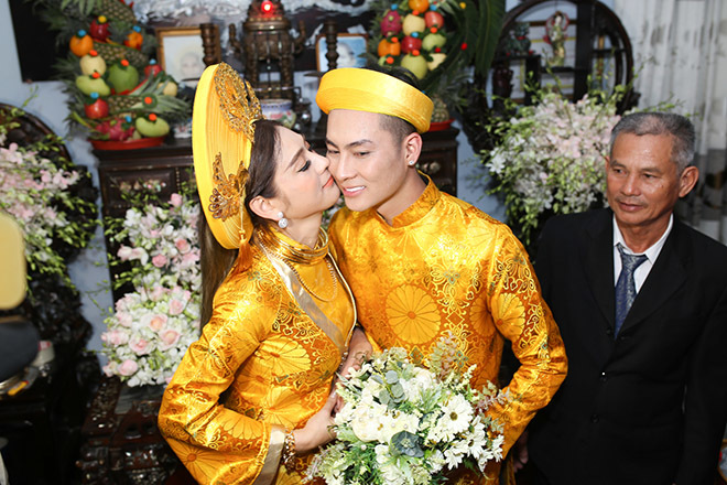 
Lâm Khánh Chi đeo vàng “trĩu cổ” cùng chồng hạnh phúc trong ngày cưới (Ảnh: Ngôi Sao) - Tin sao Viet - Tin tuc sao Viet - Scandal sao Viet - Tin tuc cua Sao - Tin cua Sao
