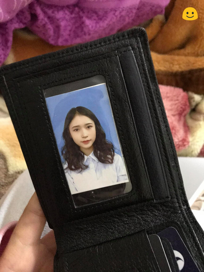  
Thế An đặt ảnh bạn gái trong ví. (Ảnh: FB NV)