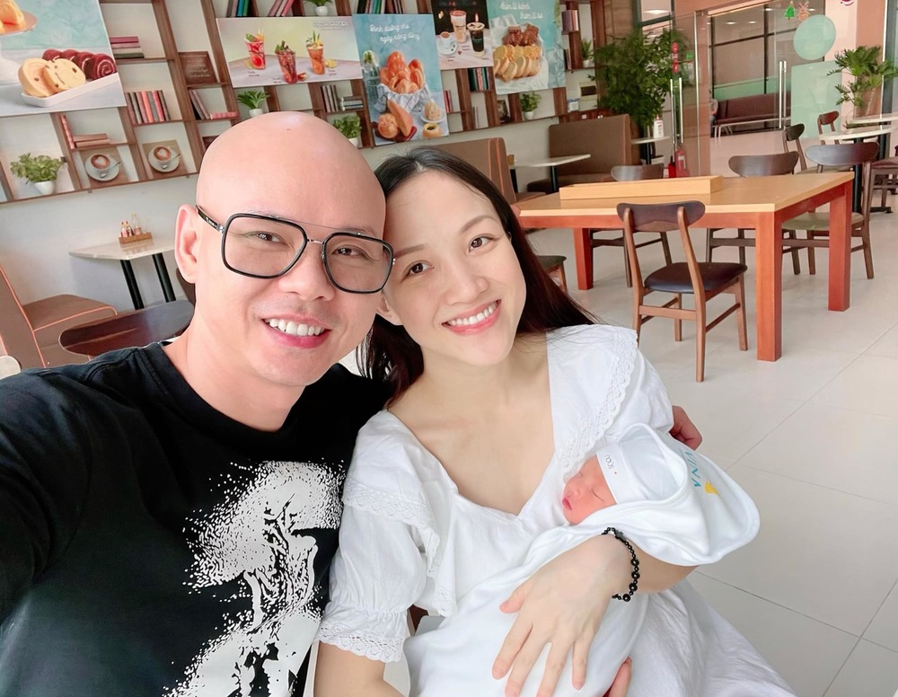  
Con thứ 2 của Phan Đình Tùng và Thái Ngọc Bích vừa chào đời cách đây không lâu. (Ảnh: FBNV)