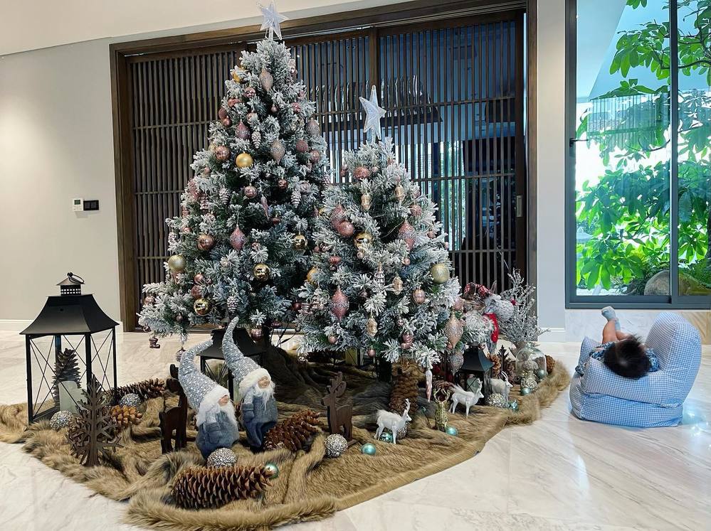  
Biệt thự của gia đình mọi góc đều được trang trí Giáng sinh để năm đầu tiên nhóc tì có không gian ngắm nhìn, có sofa riêng để nằm thảnh thơi đến này đây. (Ảnh: FBNV) - Tin sao Viet - Tin tuc sao Viet - Scandal sao Viet - Tin tuc cua Sao - Tin cua Sao