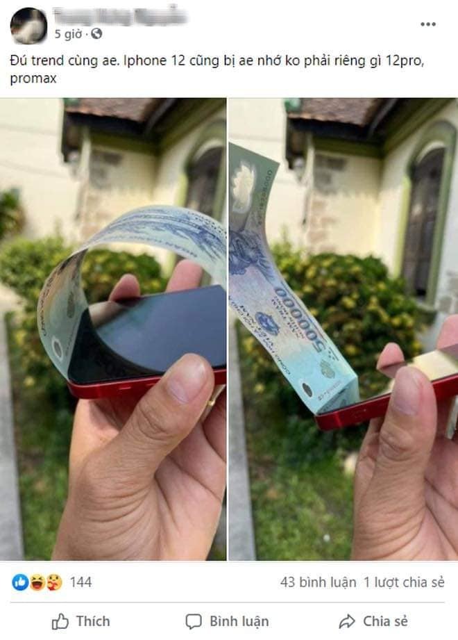 Cộng đồng mạng xôn xao trước hình ảnh tờ tiền găm chặt như không muốn rời xa khỏi chiếc iPhone 12. (Ảnh: Hội người dùng iPhone)