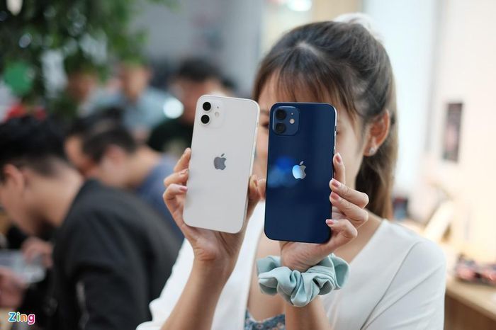 Dòng iPhone 12 mới đây gây xôn xao cộng đồng mạng khi có người nhét được tờ tiền vào kẽ hở giữa màn hình và thân vỏ. (Ảnh: Zing)