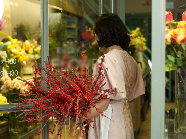  
Đào đông được bày bán ở nhiều cửa hàng hoa nhập khẩu. (Ảnh: Dân trí)