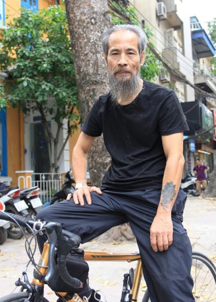  
Nghệ sĩ Chu Hùng có sở thích đạp xe rèn luyện sức khỏe (Ảnh: Gia Đình) - Tin sao Viet - Tin tuc sao Viet - Scandal sao Viet - Tin tuc cua Sao - Tin cua Sao
