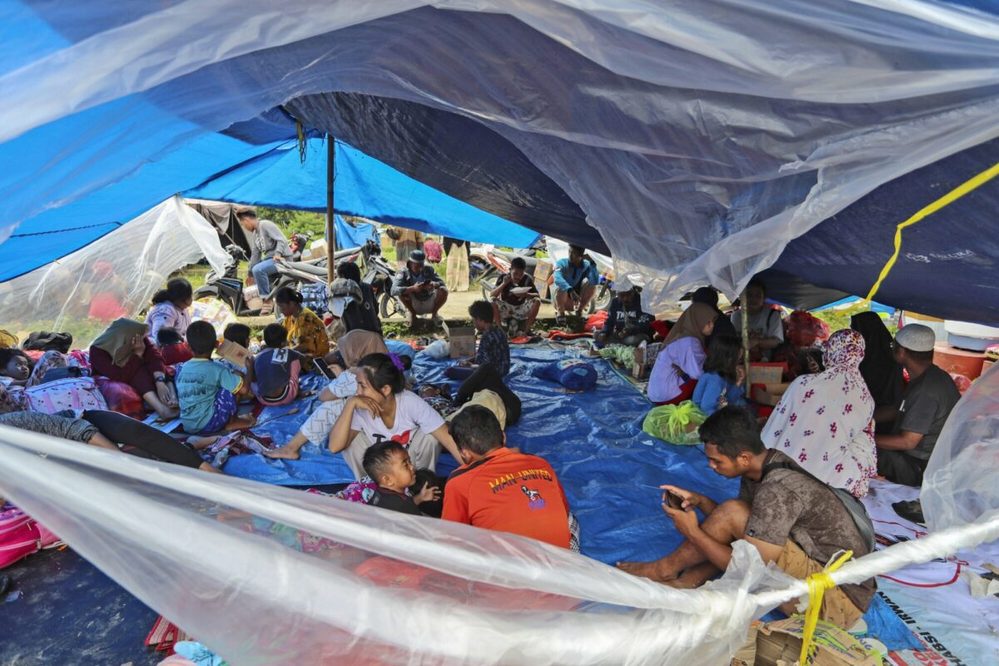  
Giới chức Indonesia phải dựng lều tạm như thế này cho các nạn nhân trú chân. (Ảnh: AFP)