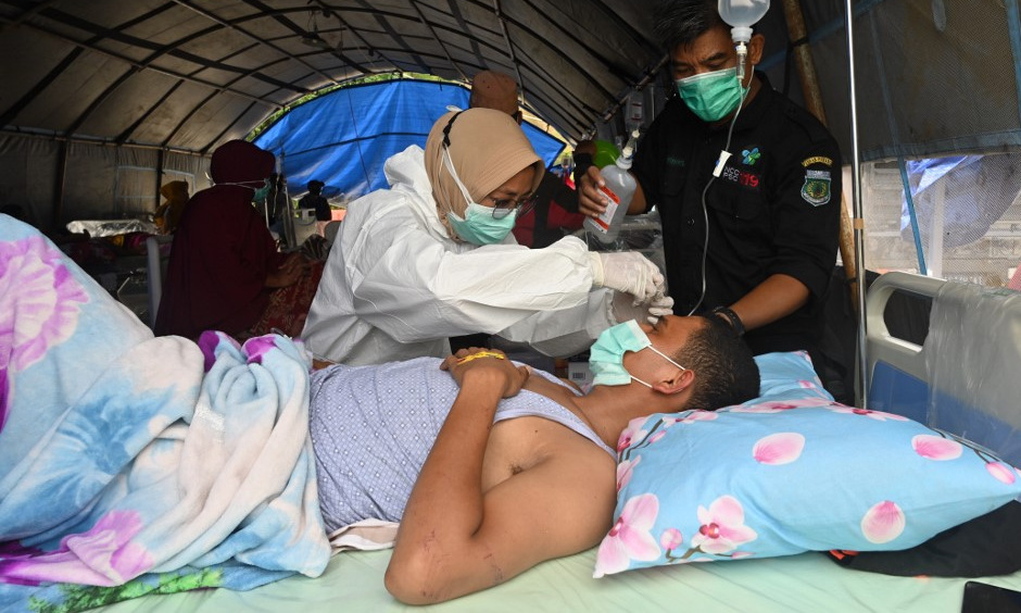  
Nhân viên y tế đang điều trị cho nạn nhân của động đất. (Ảnh: AFP)