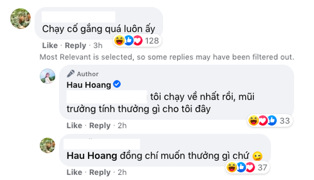 Mũi trưởng Long xuất hiện và bị "đòi quà". (Ảnh: Chụp màn hình)
Mũi trưởng Long xuất hiện và bị "đòi quà". (Ảnh: Chụp màn hình)