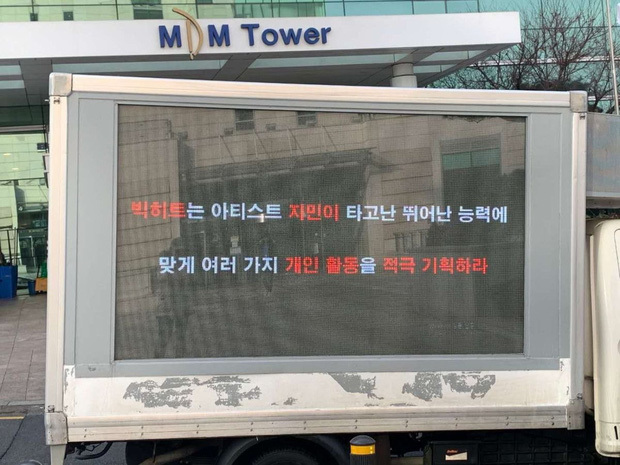  
Fan Jimin chạy xe tải trước trụ sở công ty đòi quyền lợi cho idol. Ảnh: Twitter.