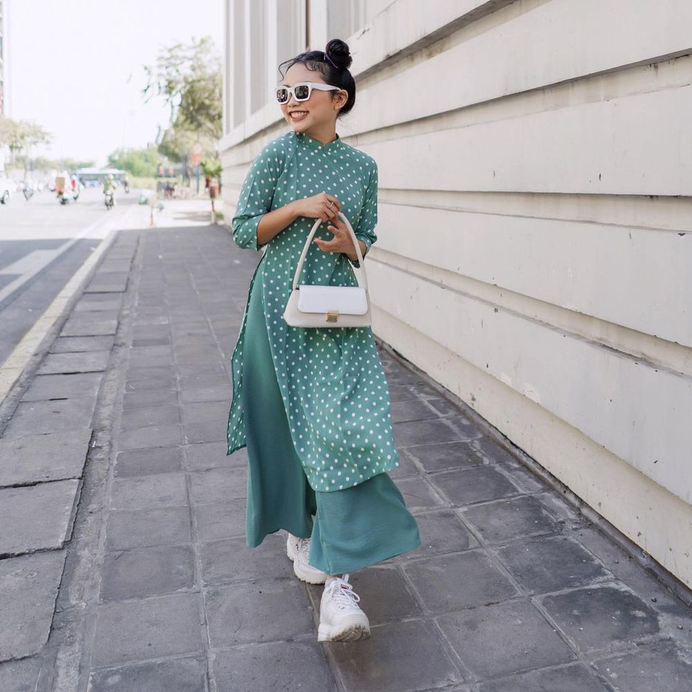  
Mặc áo dài nữ ca sĩ cũng tôn lên vóc dáng đáng nể. (Ảnh: Instagram) - Tin sao Viet - Tin tuc sao Viet - Scandal sao Viet - Tin tuc cua Sao - Tin cua Sao