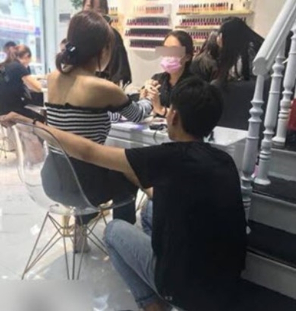  
Có thanh niên ngồi đợi bạn gái hàng tiếng đồng hồ để làm nail. (Ảnh chụp màn hình)