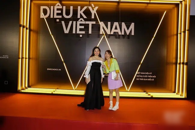  
Hậu Hoàng xuất hiện nữ tính sóng đôi cùng cô bạn thân Khánh Vân trên thảm đỏ sự kiện. (Ảnh cắt từ clip)
