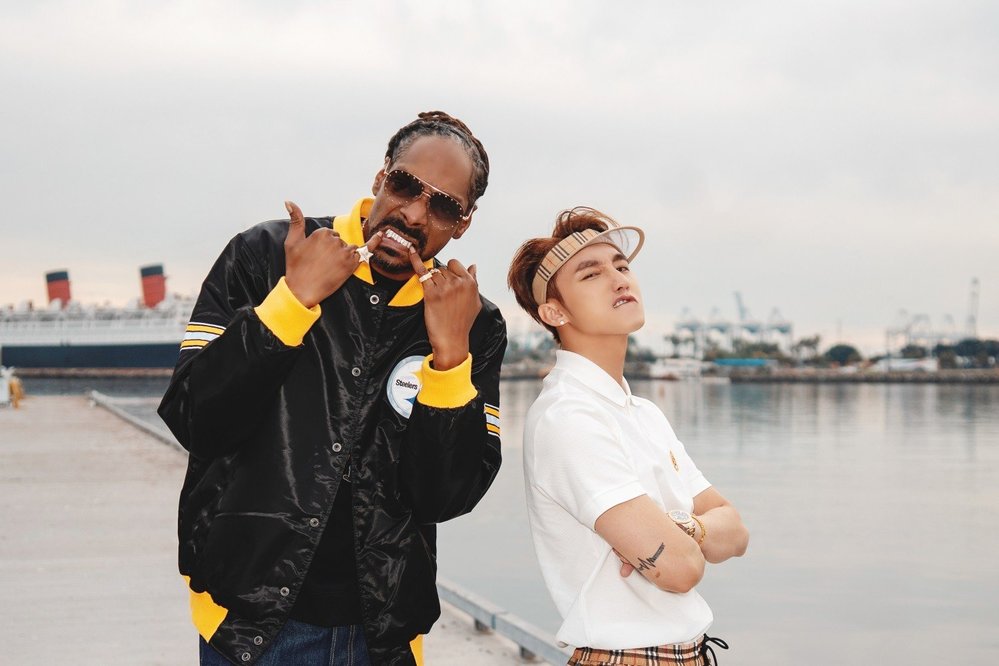  
Sơn Tùng và Snoop Dogg có cú bắt tay bùng nổ trong năm 2019. Ảnh: NVCC
