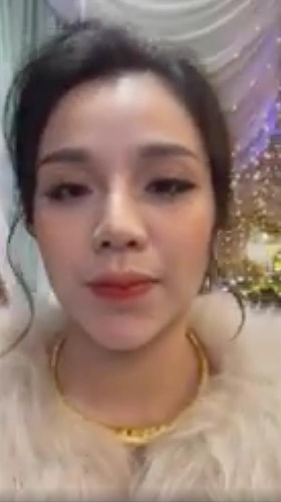  
Khánh Linh livestream trên trang cá nhân. (ảnh cắt từ clip)