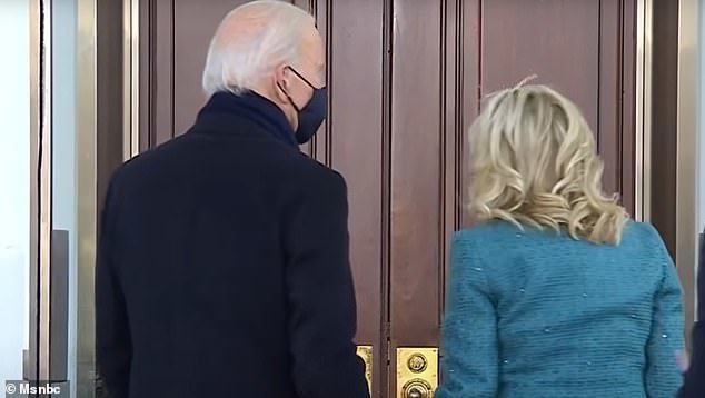  
Cánh cửa Nhà Trắng không có ai mở ra khi ông Biden đến. (Ảnh: Msnbc)