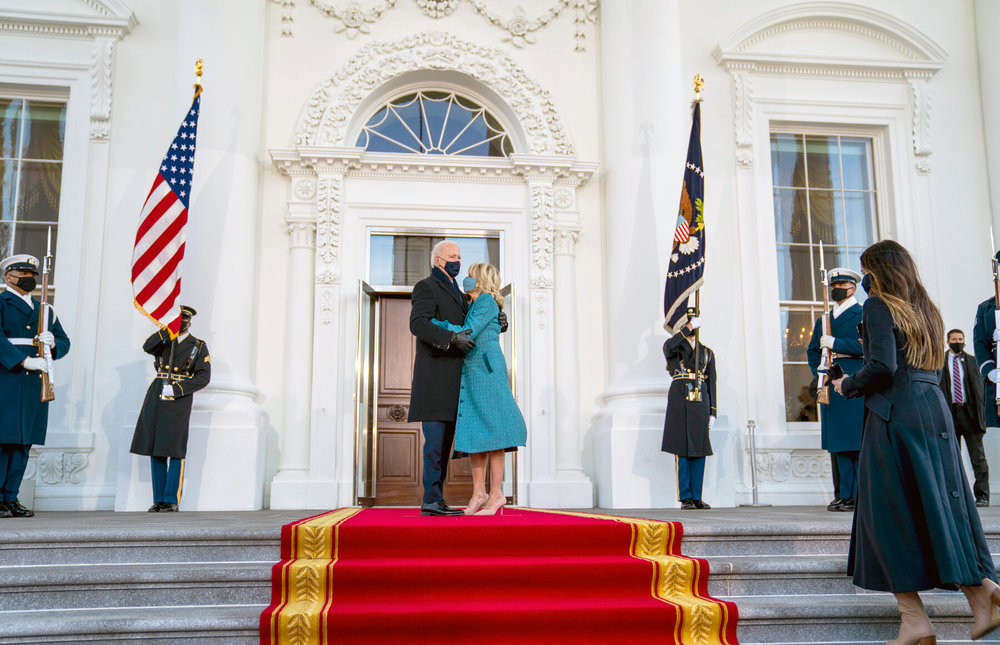 Tân tổng thống Joe Biden đứng chụp ảnh cùng phu nhân bên ngoài Nhà Trắng hôn 20/1 vừa qua. (Ảnh: New York Times)