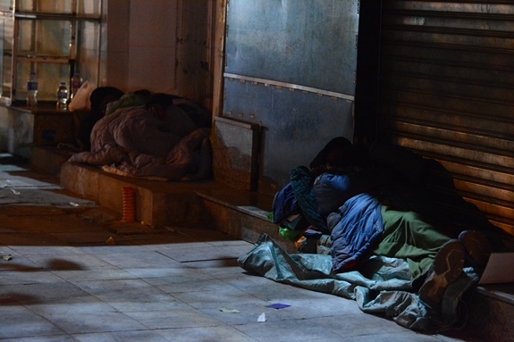  
Vì không có nhà để về nên người vô gia cư phải bám trụ mưu sinh, chịu đựng cái rét khắc nghiệt của Hà Nội (Ảnh: Quân đội Nhân dân)