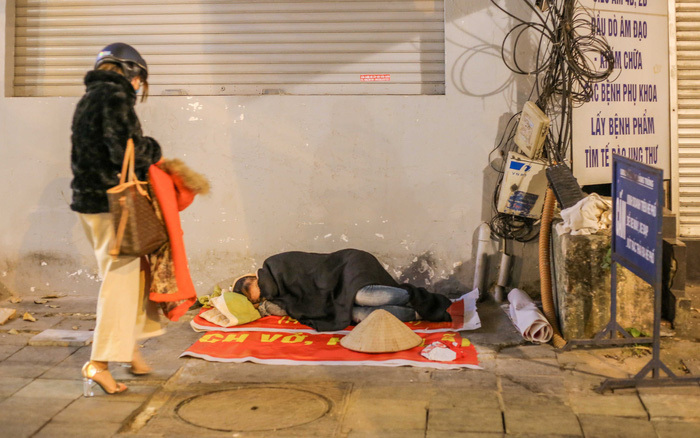 
Hình ảnh người vô gia cư nằm ngủ bên vệ đường không người đi qua ai nấy cũng xót xa (Ảnh: Báo Phụ nữ Việt Nam)