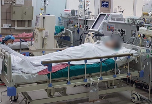  
Một bệnh nhân ngộ độc rượu điều trị tại Trung tâm Chống độc, Bệnh viện Bạch Mai (Ảnh: Hanoimoi)