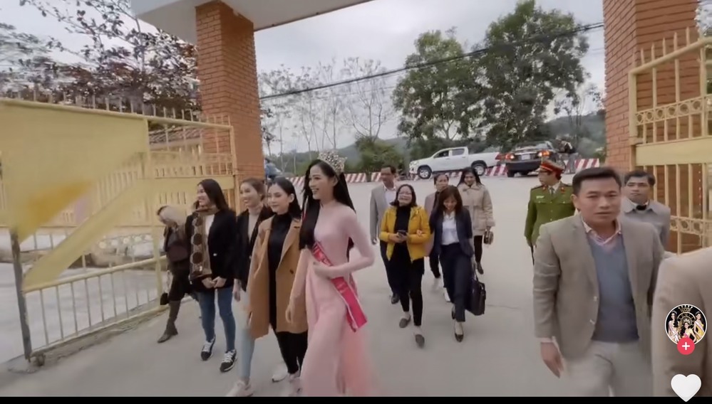  
Hình ảnh tân Hoa hậu Việt Nam về thăm trường cấp 3 tại Thanh Hoá gây sự chú ý không nhỏ. (Ảnh cắt từ clip)