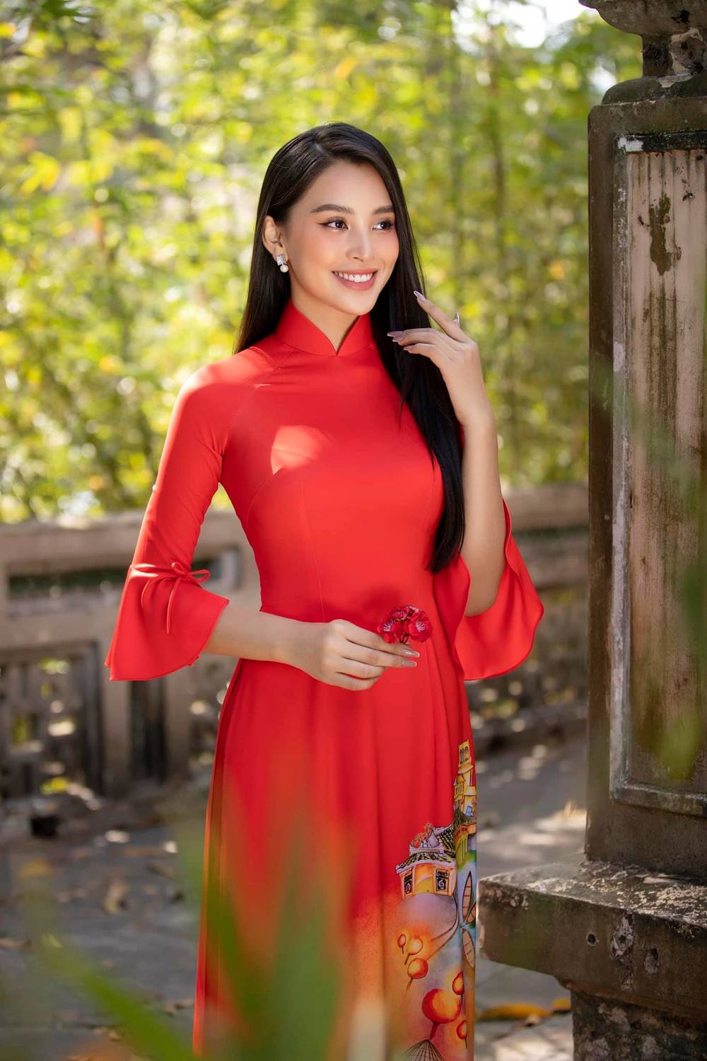  
Hoa hậu Tiểu Vy để tóc thẳng diện áo dài (Ảnh: NVCC).