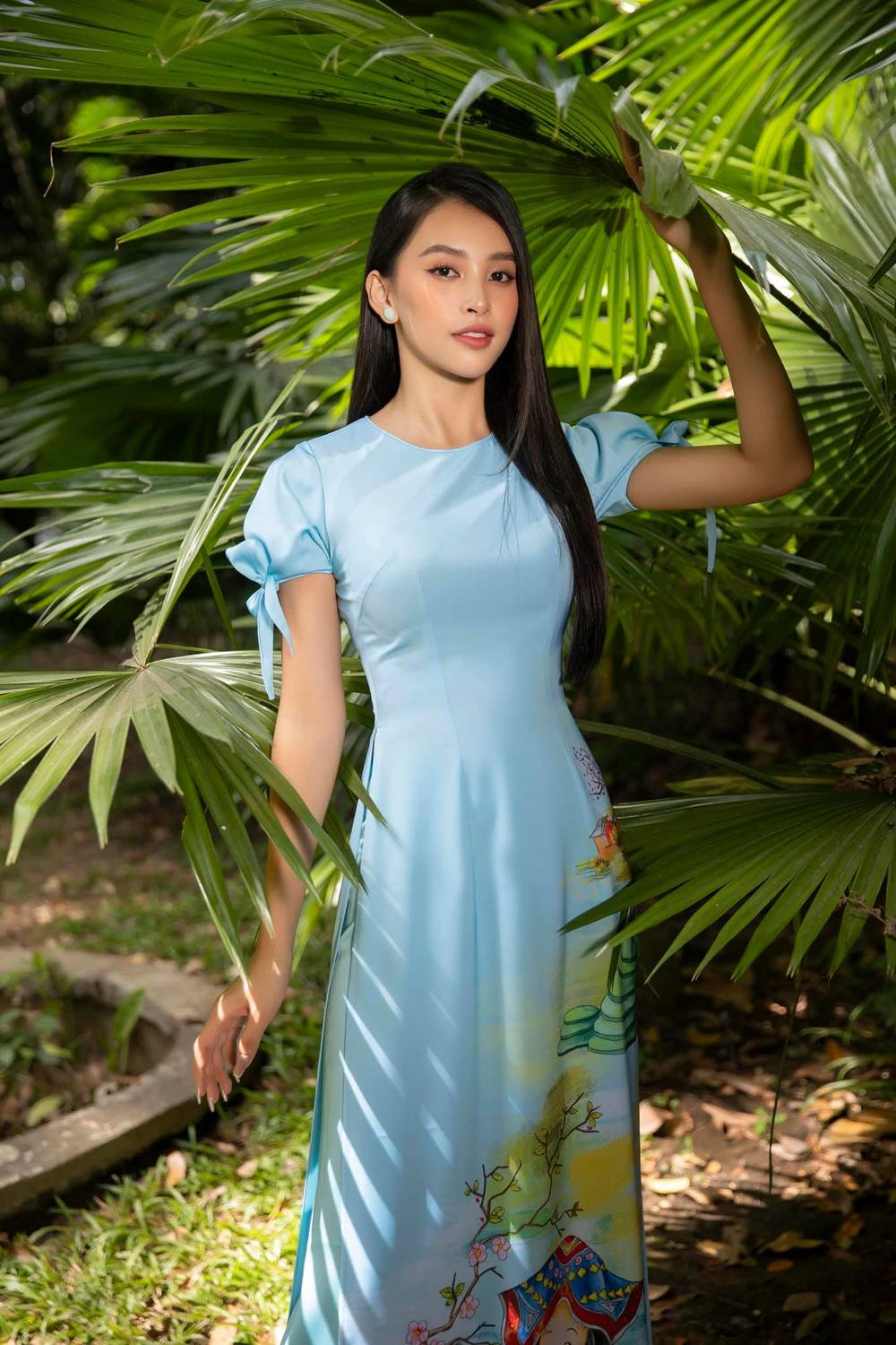 Hoa hậu Tiểu Vy đẹp mê hồn trong những tà áo dài chào Xuân Tân Sửu