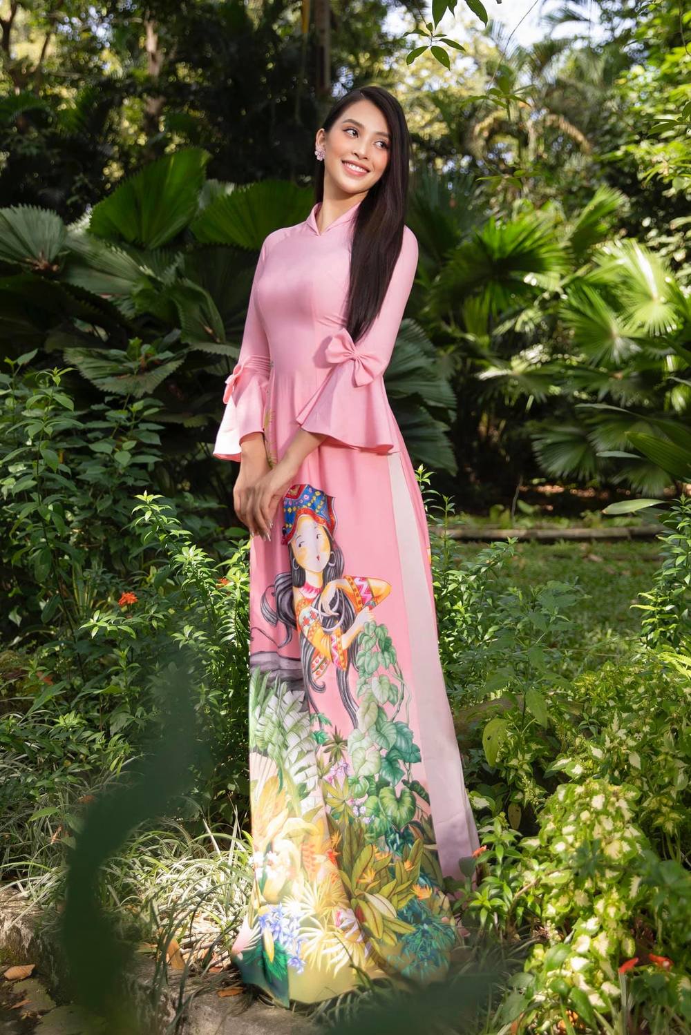  
Với ý tưởng từ vẻ đẹp non nước hữu tình của 3 miền Việt Nam, NTK Ngô Nhật Huy đã tinh tế lồng ghép vào những tà áo dài hình ảnh thiếu nữ Việt dịu dàng trong độ tuổi xuân thì (Ảnh: NVCC).