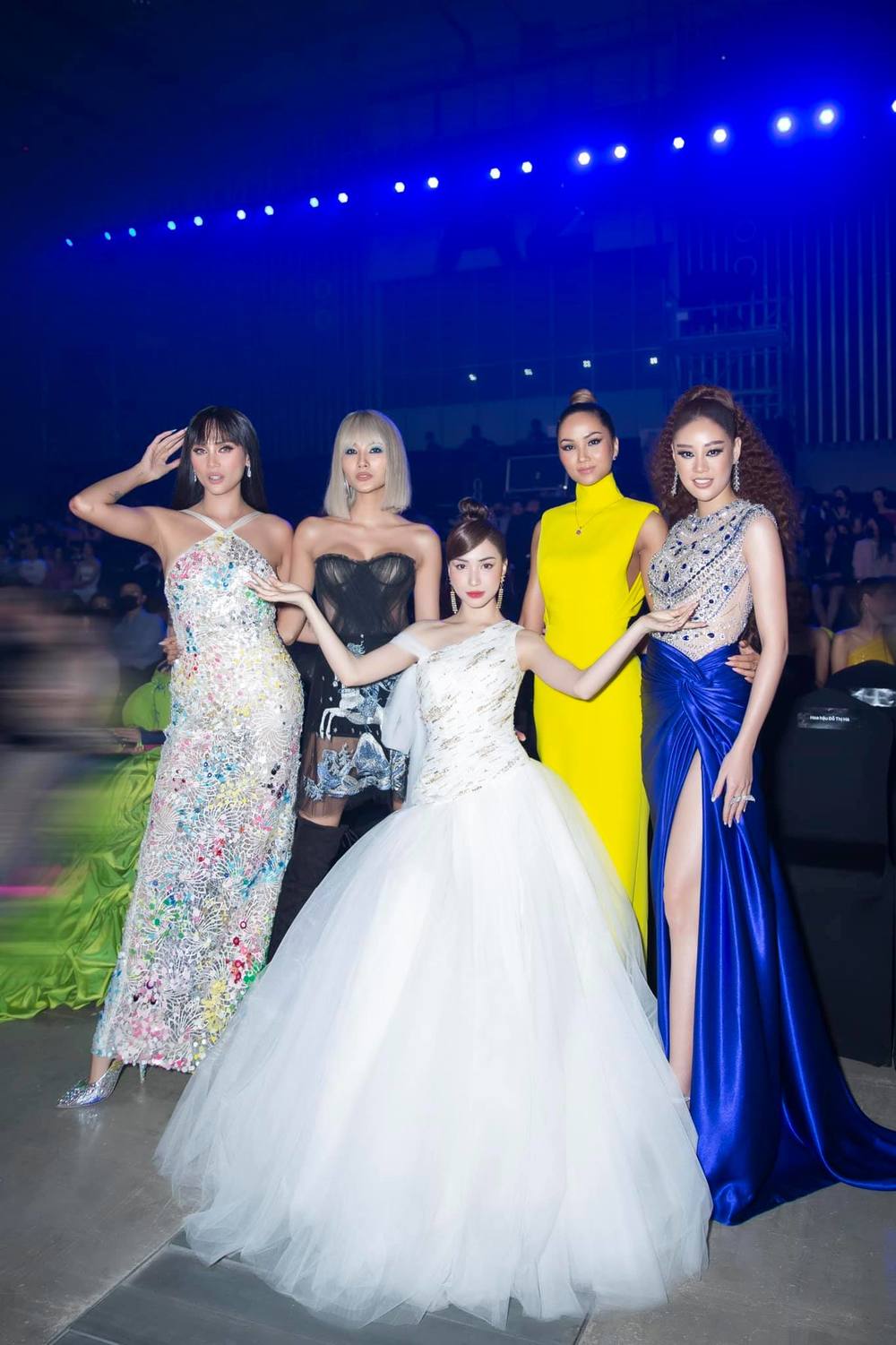  
Hòa Minzy tự tin đọ sắc dàn Hoa hậu tại sự kiện. (Ảnh: FBNV).