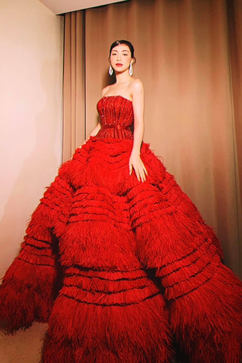  
Chiếc váy đỏ giúp Hòa Minzy nổi bật khi dự sự kiện. (Ảnh: FBNV)