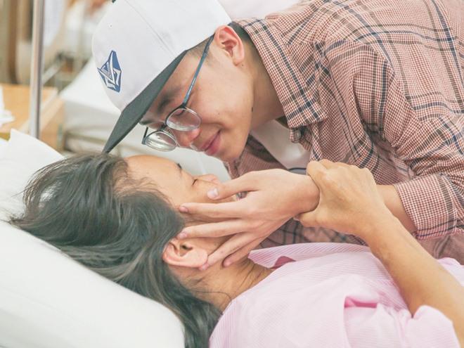  
Minh Nhật rơi nước mắt gặp lại mẹ trong bệnh viện gây xúc động. (Ảnh: Thanh Niên)