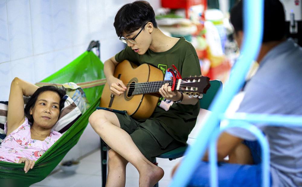  
Vì lo cho mẹ nên Minh Nhật cố gắng vừa học vừa đi hát để kiếm thêm thu nhập. (Ảnh: Vnexpress)