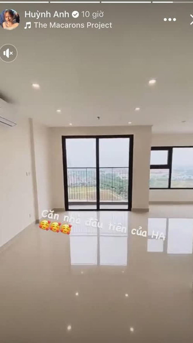 
Huỳnh Anh khoe không gian trong căn nhà đầu tiên của mình. (Ảnh chụp màn hình)