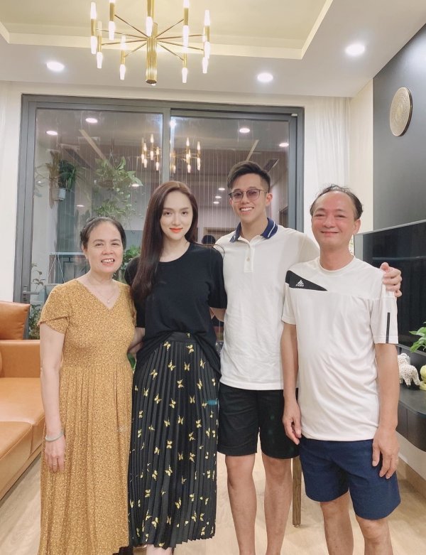
Matt Liu về ra mắt gia đình Hương Giang. (Ảnh: FBNV)