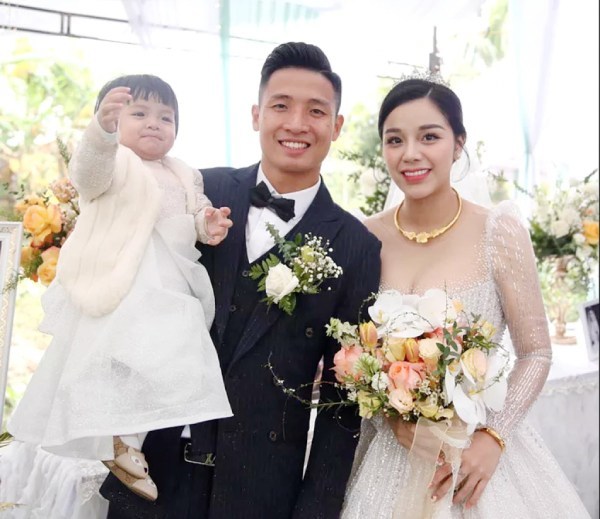  
Bùi Tiến Dũng - Khánh Linh cùng con gái rạng rỡ trong ngày cưới. 