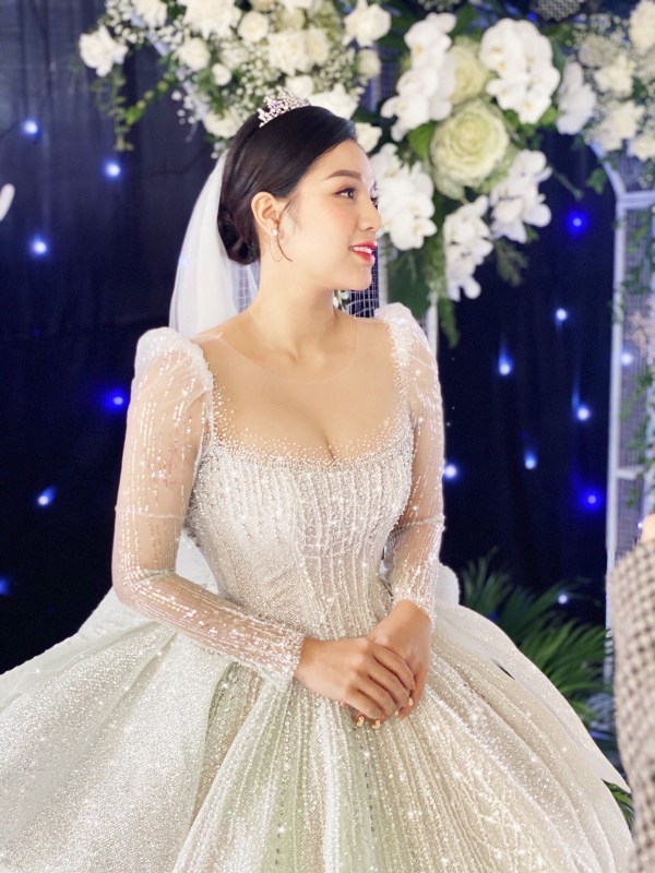  
Cận cảnh nhan sắc "gái một con trông mòn con mắt" của Khánh Linh trong lễ cưới.